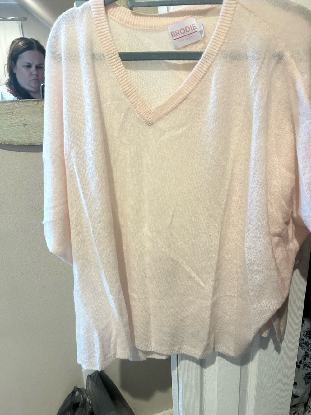 Brodie Women's Cream V-Neck Lightweight Sweater 100% cashmere